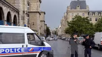 Tấn công bằng búa tại Paris, thủ phạm hét to "Đây là của IS"