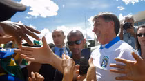 Tổng thống Brazil vui vẻ selfie cùng người ủng hộ giữa dịch COVID-19