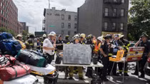 Giao thông New York hỗn loạn sau khi tàu điện ngầm trật đường ray