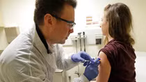 Cận cảnh vaccine COVID-19 đầu tiên được thử nghiệm lâm sàng trên người