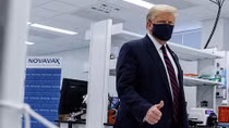 Lần hiếm hoi ông Trump đeo khẩu trang trước công chúng 