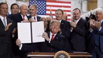 Tòa án Tối cao Mỹ bất ngờ đồng ý với lệnh cấm di trú của Tổng thống Trump