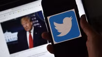Cố vấn ông Trump bị Twitter xóa bài vì tung tin sai lệch 