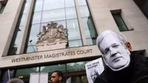 Người sáng lập WikiLeaks xuất hiện tại tòa án ở London