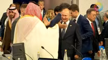 Tổng thống Nga "đập tay cao" với Thái tử Saudi khiến thế giới ngước nhìn