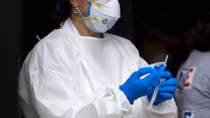 Người Mỹ phải lựa chọn hoặc tiêm vaccine hoặc xét nghiệm nhiều lần 