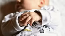 Bé trai đầu tiên trên thế giới sinh ra với ba "cậu bé" 