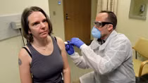 Người phụ nữ tiêm thử nghiệm vaccine chống COVID-19: Mọi thứ đều ổn