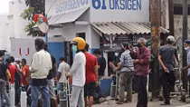 Người dân Indonesia tranh giành bình oxy trên phố 