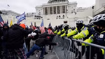Lưỡng viện bác bỏ phản đối của phe ông Trump, 4 người thiệt mạng vì bạo loạn