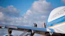 Tổng thống Mỹ thăm nhà máy Boeing sau khi áp thuế nhôm, thép