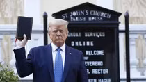 Cuốn Kinh thánh có chữ ký ông Trump được bán với mức giá cao khó tin