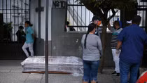 Cảnh sát Ecuador đến từng nhà dân thu thập thi thể người chết vì COVID-19