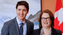 Thêm thành viên nội các từ chức, Thủ tướng Canada đau đầu 