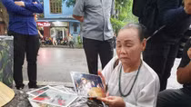 Người dân Hà Nội đội mưa tiễn đưa Đại tướng Lê Đức Anh