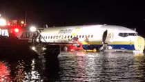 Boeing 737 chở 136 người lao xuống sông ở Mỹ