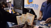 Xổ số Powerball của Mỹ cán mốc 700 triệu USD, người dân đổ xô đi thử vận may