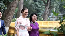Công chúa kế vị Thụy Điển thích thú thăm Nhà sàn Bác Hồ
