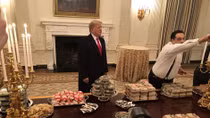 Ông Trump chiêu đãi đội bóng vô địch với cả "biển" hamburger 