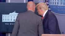 Đang họp báo, ông Trump buộc phải sơ tán ra ngoài vì xả súng