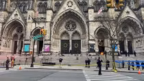 Đấu súng bên ngoài nhà thờ ở New York
