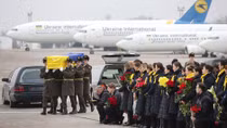 Ukraine đón nạn nhân vụ rơi máy bay trong nước mắt