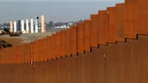 Ông Trump nhận thêm tiền cho bức tường biên giới với Mexico