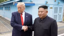 Tổng thống Trump họp kín với nhà lãnh đạo Triều Tiên sau cái bắt tay lịch sử