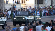 Người dân Cuba xúc động và tự hào dõi theo Lãnh tụ Fidel