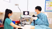 Ăn thịt nướng, cô gái nuốt luôn que xiên phải vào bệnh viện cấp cứu