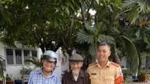 Cảnh sát giao thông giúp cụ già 93 tuổi tìm được người thân