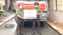 Công an Thừa Thiên Huế tặng nhu yếu phẩm cho Công an TP Hồ Chí Minh