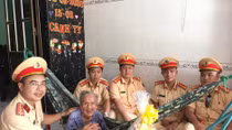 Đoàn Thanh niên Công an TP Hồ Chí Minh đi thăm, tặng quà các Mẹ Việt Nam Anh hùng