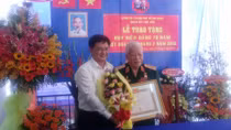 Trung tướng Lê Nam Phong được trao Huy hiệu 70 năm tuổi Đảng