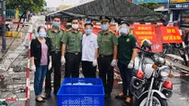 Tuổi trẻ Công an TP Hồ Chí Minh nấu cơm phát cho dân nghèo
