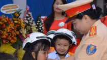 Phát động Tháng cao điểm ATGT và trao mũ bảo hiểm cho học sinh