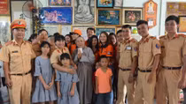 Công an quận 12 đi thăm và tặng quà Mái ấm Minh Tâm