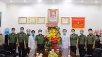 Công an TP Hồ Chí Minh thăm, chúc mừng các đơn vị Y tế