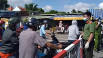 CSGT phân luồng nhiều điểm ùn ứ do người dân chưa nắm rõ quy định giãn cách