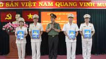 Công bố quyết định thăng cấp bậc hàm đối với sĩ quan lãnh đạo, chỉ huy Công an TP Hồ Chí Minh