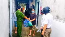 Công an thị xã Phú Mỹ hỗ trợ lương thực cho người dân