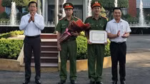 Khen thưởng thành tích phá án, thu giữ 90 bánh heroin, 120 kg ma túy