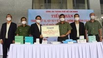 Công an TP Hồ Chí Minh tiếp nhận trang thiết bị, vật tư y tế phòng, chống dịch COVID-19 