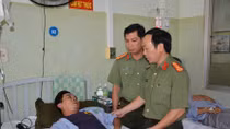 Báo CAND hỗ trợ CBCS Công an Bình Thuận bị thương khi làm nhiệm vụ 