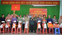 Qùa Tết đến với người nghèo xã Xuân Thới Thượng, huyện Hóc Môn
