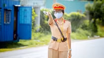Những “bông hồng vàng” trên tuyến đầu chống dịch
