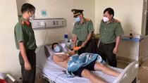 Thăm hỏi cán bộ Công an bị thương khi làm nhiệm vụ
