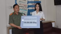 Nghệ sĩ cải lương Võ Ngọc Quyền ủng hộ đồng bào miền Trung 100 triệu đồng