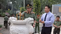Thứ trưởng Bộ Công an Lê Tấn Tới viếng nghĩa trang liệt sĩ