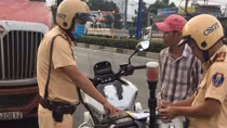 CSGT Bình Dương dán thông báo phạt nguội trên kính ô tô vi phạm